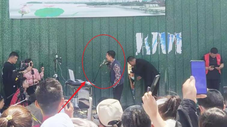 “菏泽树哥”郭有才，爆火的原因耐人寻味，一首《诺言》带火菏泽南站