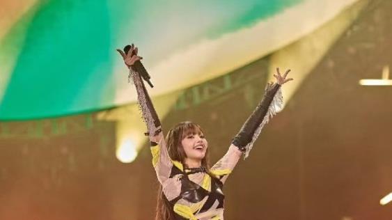 老牌美剧混进韩国女星，拼命挤进欧美圈的她，又被上了一课