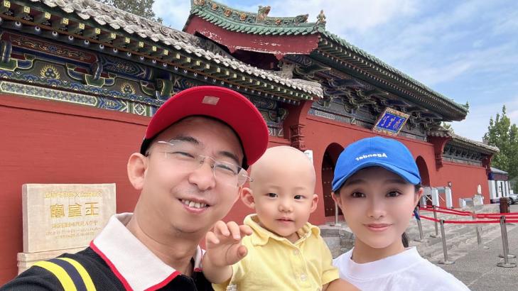 43岁“丑星”巨兴茂为一岁儿子庆生，28岁娇妻美若天仙，儿子遗传妈妈颜值，幸福生活让人羡！