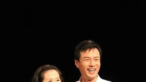 穷小子朱铁，和妻子一见钟情，10年婚姻零绯闻，活成人生赢家