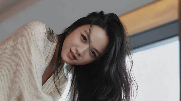 青龙奖之夜，45岁汤唯和丈夫十指紧扣，压轴登场，大气松弛很幸福