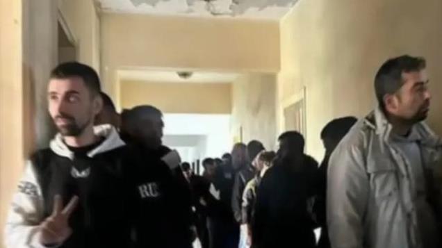 朱拉尼搞政治清算！前官员妻女被卖奴隶市场，投降士兵做特殊标记