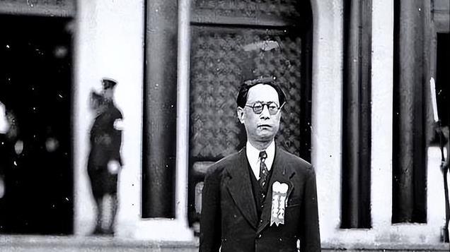 新中国成立，他准备去北京当官，半路才想起自己是汉奸，连夜南逃