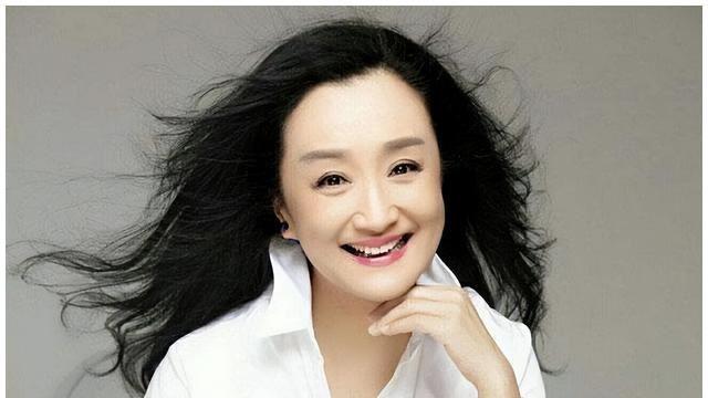 杨昆：千万别墅被拍卖后，靠2500退休金生活，如今怎样了？