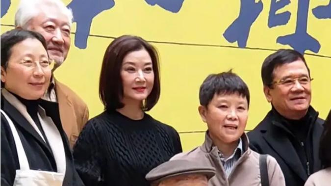被宋祖英老年状态惊艳到了：不医美、不扮嫩，58岁美得自然又优雅