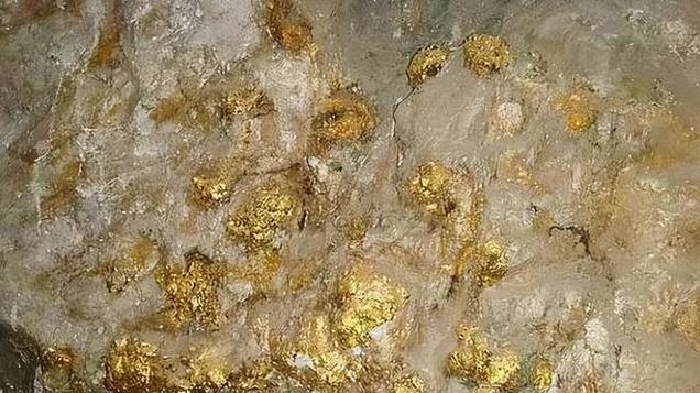 非洲黄金部落：酋长有80个老婆，大到内衣，小到美甲都是镶金的