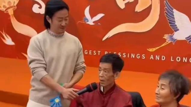 吴京父亲过80岁大寿！宴席豪横喝茅台配七层寿桃，谢楠忙前忙后
