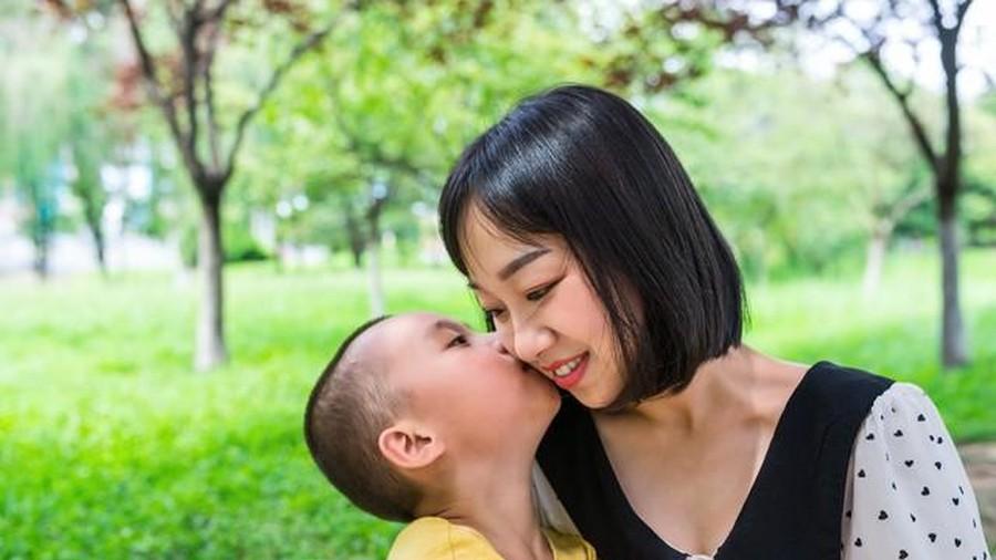 她31岁，工资6500，当年拿600000离婚，前夫再婚把孩子给她，开心