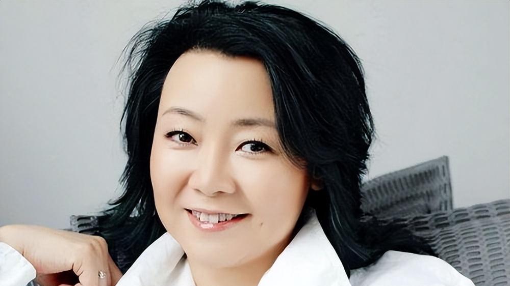 著名演员萨日娜，百元就被“同班的潘军”娶回家，如今幸福吗？