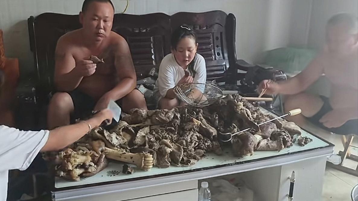在吃人？河南一家围在茶几边吃大快朵颐，网友发现骨头有嫌疑