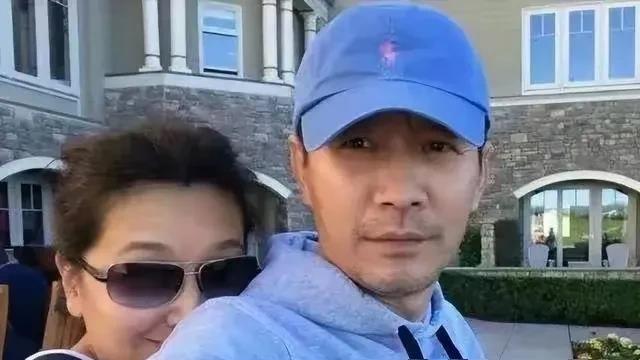 六十岁的高曙光携子踏上红毯，其目光之中满溢着对儿子的钟爱之情