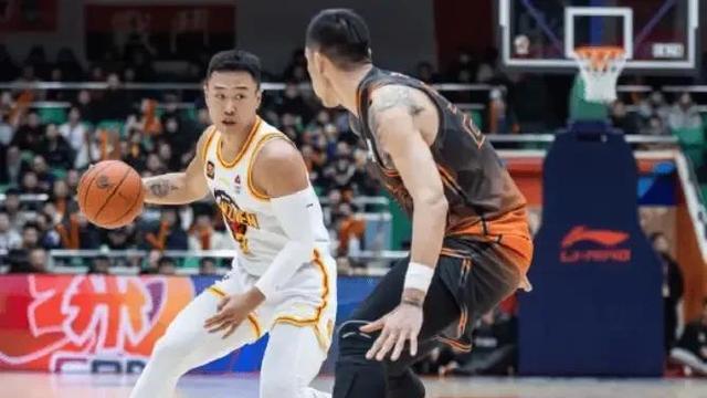 太差了！当家球星11中2得2分，全队18次被断26失误，这球输得不冤
