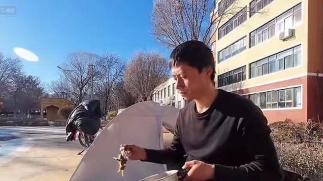 骑行博主赵朔火了，途中捡到一只猫后涨粉40万，还带火了新疆酸奶