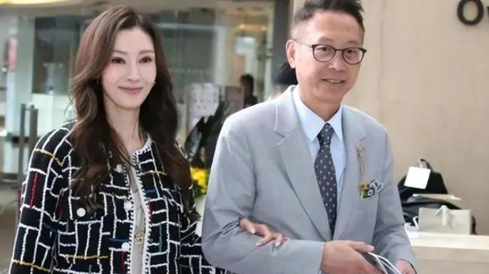 54岁李嘉欣豪门生活滋润，许晋亨陪同国外滑雪，要风度被冻得满脸通红