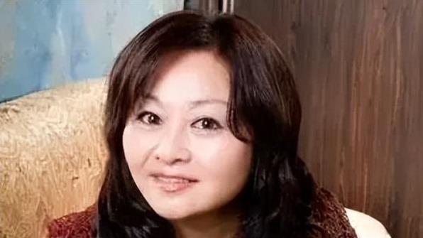 被网暴的中国作家首富杨红樱，封笔了：童年再见！