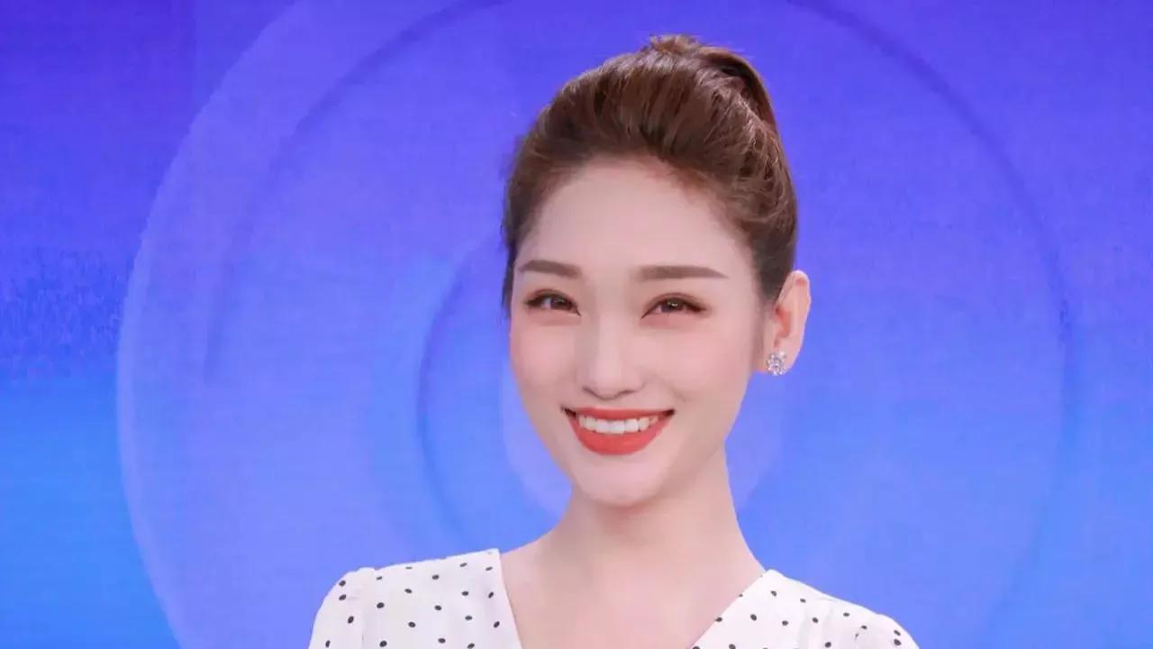 最端庄最有央视范女主持，笑容颇有感染力，网友：不愧是当家花旦