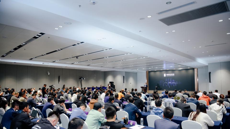 买豪车送人脉，百万学费的仰望商业研究院能带给企业家什么价值？