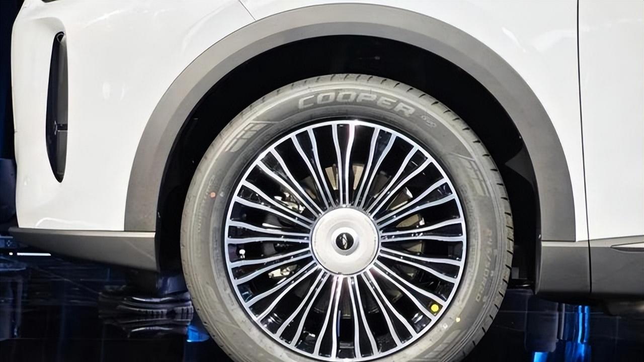 实惠SUV仅11.99万！油耗5.2L，满电续航超千公里，家用首选
