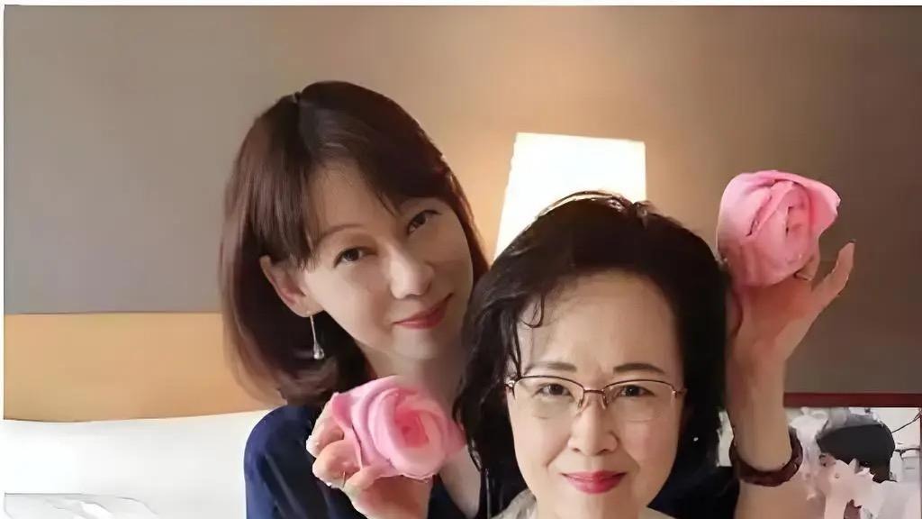 面对狗血传闻不退缩，何琇琼为琼瑶发声，直击舆论谣言与炒作！