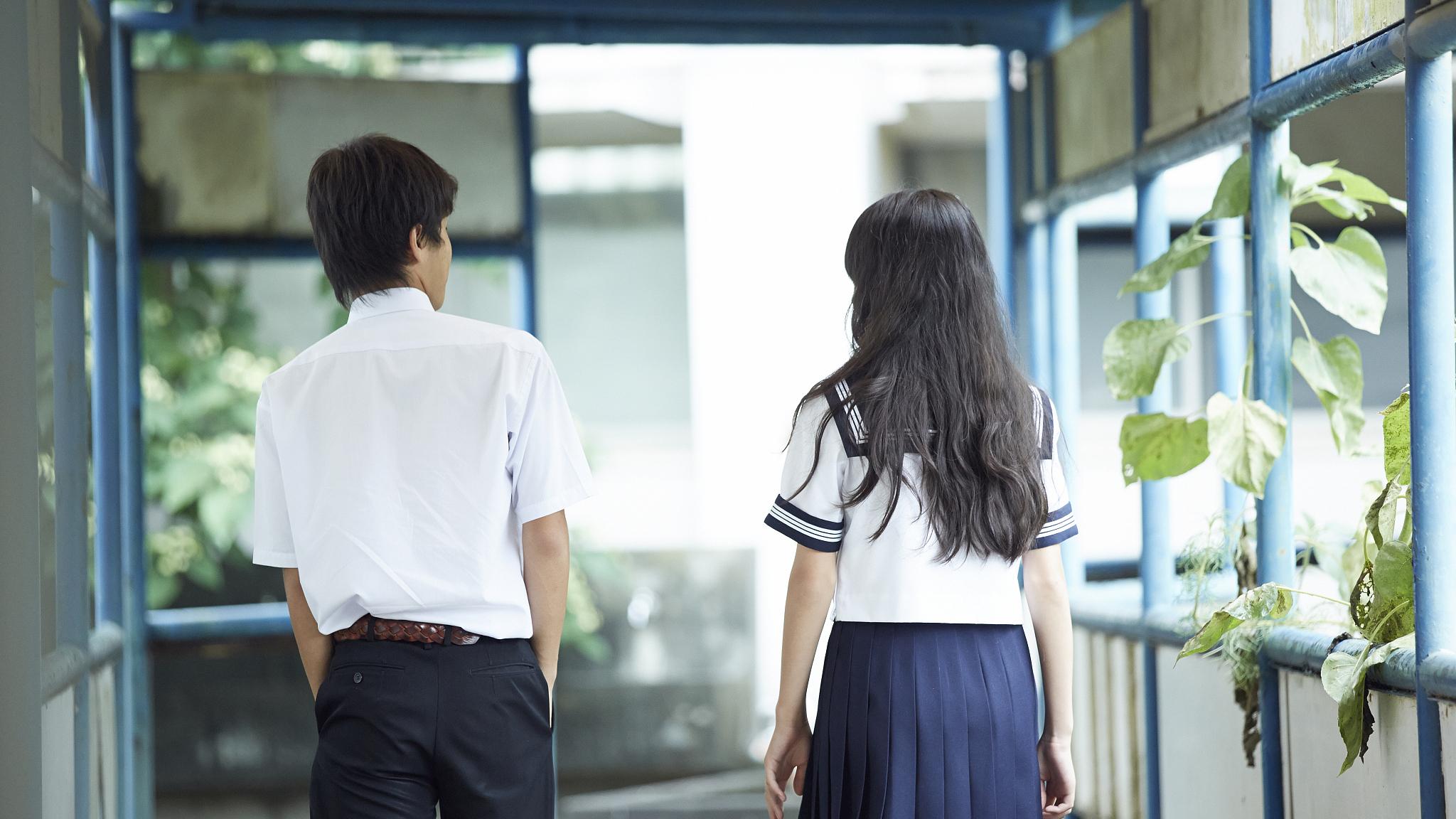 男女情感：暗恋的方法和技巧 那么怎么看出一个人暗恋你呢