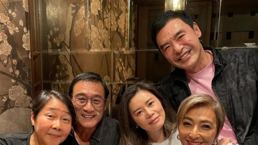 梁家辉为老婆庆生，爱妻小鸟依人显恩爱