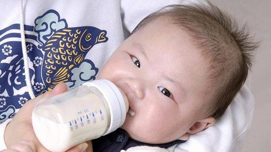 5年了，那个因为吃奶太用力，被妈妈用剪刀划脸的男婴，过得怎么样了？