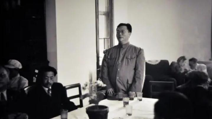 他是首任天津市长，曾给刘青山求过情，儿子多年后官至正国级