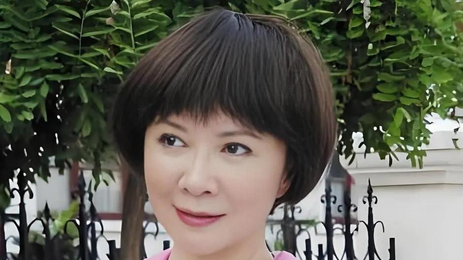 团综《一路繁花》开录，74岁刘晓庆现身，“大女主”向太蔡明齐聚