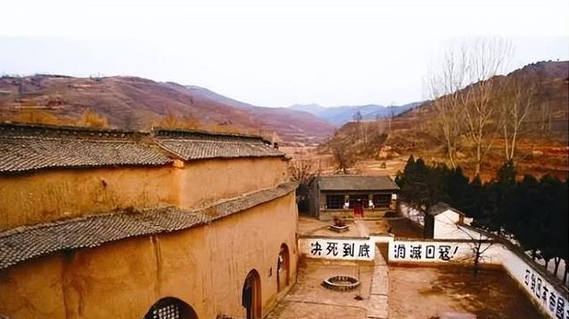 八路军团长不幸被鬼子俘虏，政委知道后下令：快给团长开个追悼会