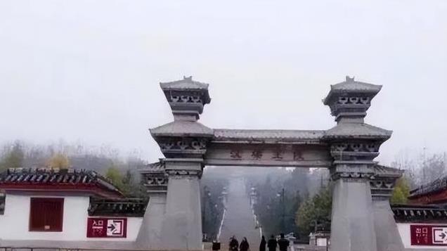 刘邦和项羽的墓地对比，一个香火旺盛，一个杂草丛生