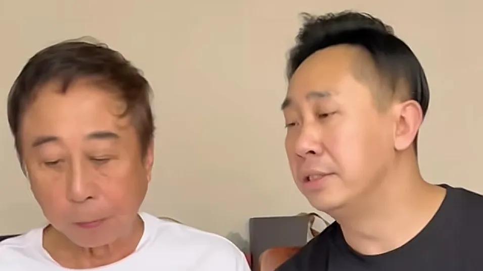 贾玲现身冯巩寿宴，师徒温馨同框，身材微复胖状态佳