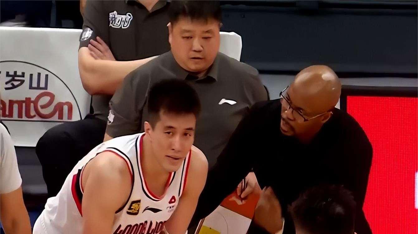 脚踝终结者！郭艾伦王者归来，25分7助，带领广州击败深圳男篮