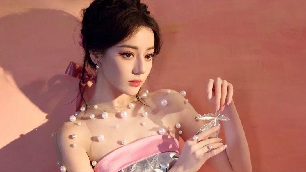 迪丽热巴银色拖尾裙惊艳亮相，逆天大长腿引爆社交媒体！