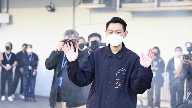 刘德华香港演唱会难掩激动，妻子现身好朴素，梁咏琪陈慧琳坐一起