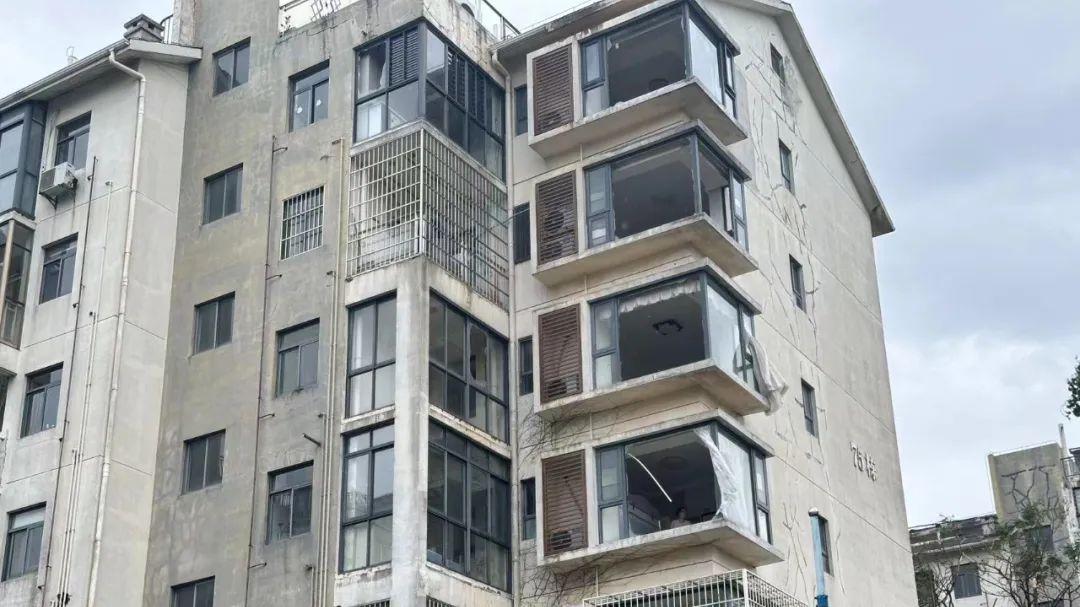台风摩羯肆掠海口，挺住的海口更美