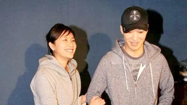 徐静蕾与49岁同框男友，灰色卫衣牛仔裤搭配引领新潮流！