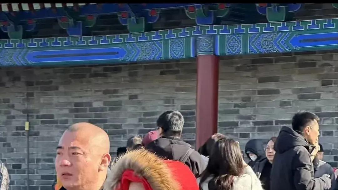 谷爱凌现身西安城墙引围观，上身羽绒服下身露腿太抗冻，身材好棒