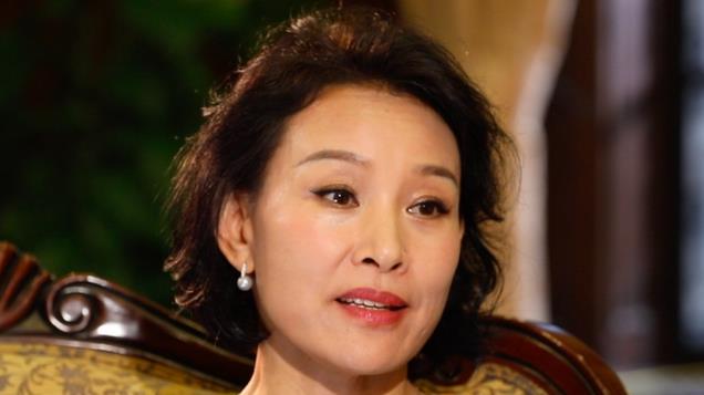 春晚至今都后悔请她，捧了个“白眼狼”，导演：当时我都不想活了