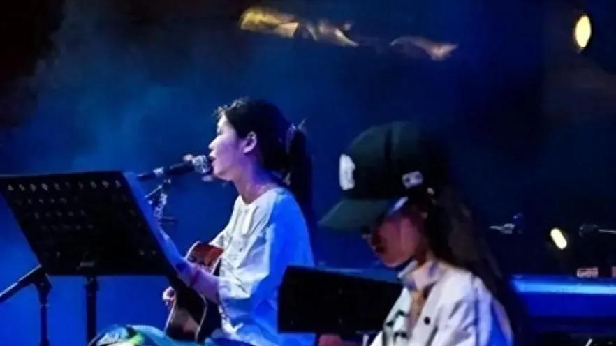 民谣界“女流氓”，歌词粗俗多次抄袭，如今这下场也活该！