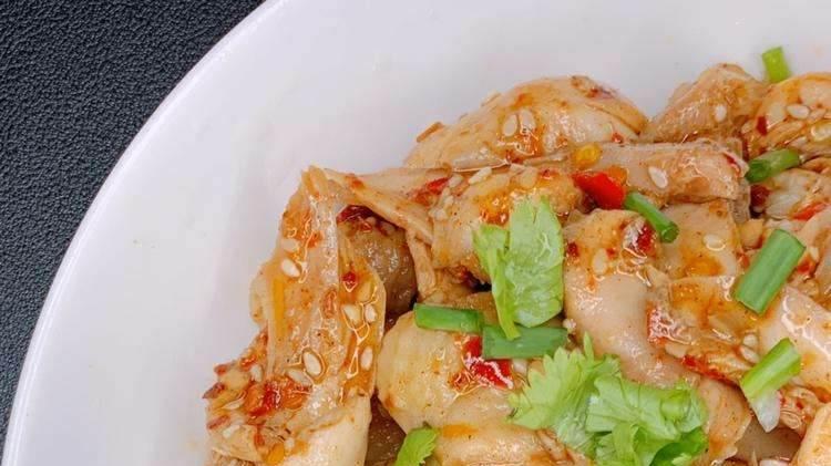 “一口上瘾！香辣手撕鸡腿拌酱汁，葱花香菜添风味！”