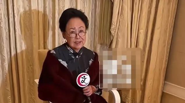 74岁斯琴高娃透露 身体弱 走不动 平时拄拐！回应没参加一路繁花原因