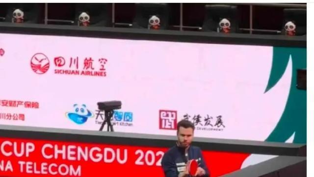 成都混团：王楚钦帮孙颖莎拿球拍，现场尖叫声一片，小豌豆观赛