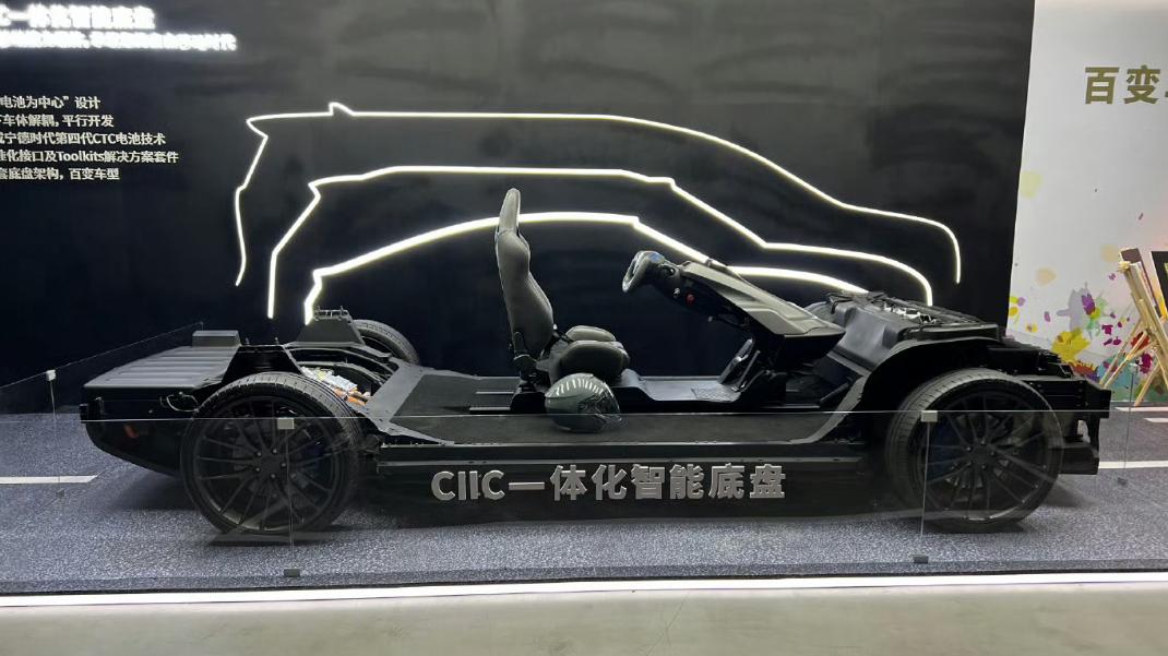 油车最后一口气“断了”，宁德时代“超级底盘”装车！