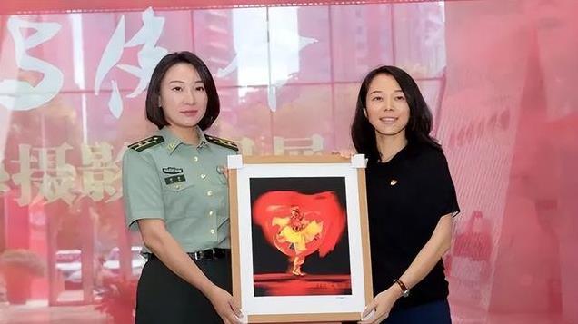 毛主席唯一的孙媳妇，曾在西藏参军当过军医，长相漂亮有英气