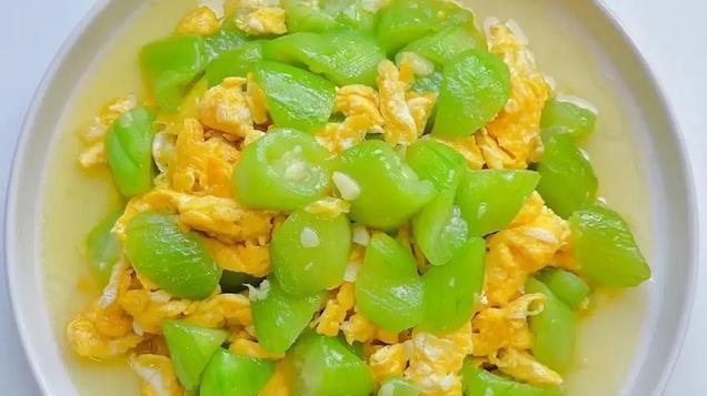 丝瓜炒鸡蛋，牢牢记住2个小技巧，保证丝瓜翠绿鲜嫩，入味好吃
