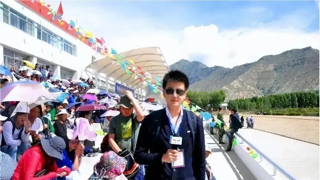 央视《新闻联播》主持人严於信: 与妻恩爱