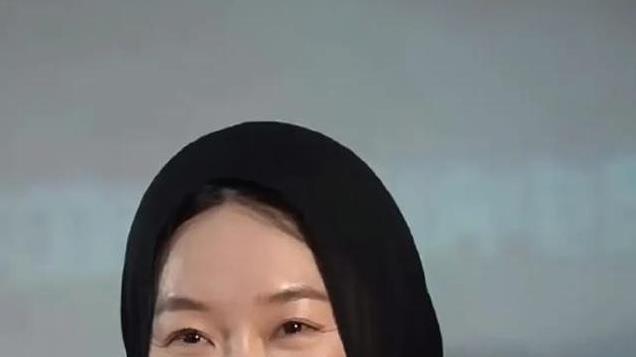 杜江抱狗上台超有爱，霍思燕满面油光，直言家人是她发福的底气！
