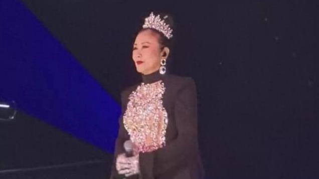 娱乐圈最大的笑话，一个连走路都费劲的歌手，77岁还开演唱会捞金