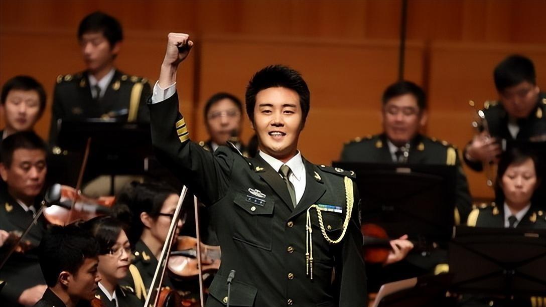 他曾被称为“最帅男高音”对未来充满迷茫，如今儿子是他的期望