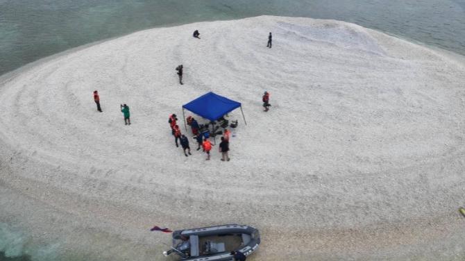 菲律宾第二次登上铁线礁，遭到直8超低空驱离，飞沙走石多人受伤